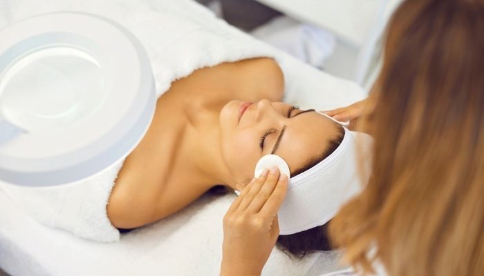 Có nên đi spa chăm sóc da mặt không?