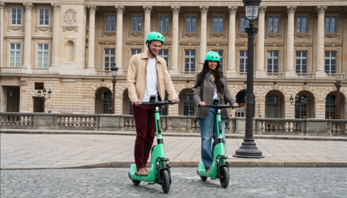 Bất kỳ lứa tuổi hay giới tính đều có thể sử dụng xe Scooter điện