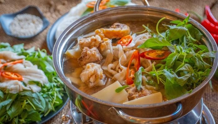 lẩu gà lá é đà lạt tại nhà hàng Cơm niêu Fresh  