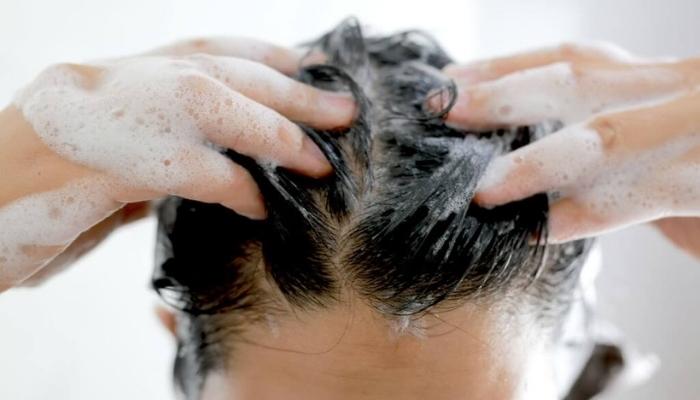 massage da đầu nhẹ nhàng là một trong những bước gội đầu đúng cách