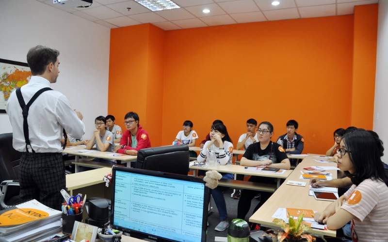 nên học tiếng anh 1 kèm 1 hay học nhóm