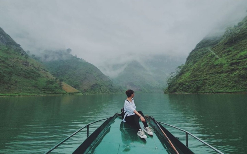 Đi thuyền trên sông Nho Quế